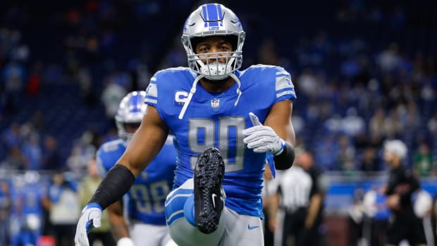 Lions outside linebacker Trey Flowers (90) warms up before the game against the Eagles.